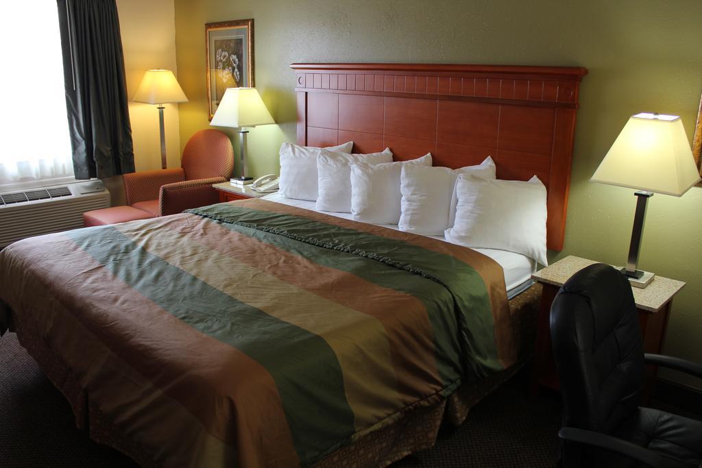 Rodeway Inn & Suites Нашвил Стая снимка